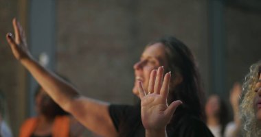 Dua ederek yükselen kadın, derin ruhsal bağ, ibadet ve bağlılık, kapalı kilise ortamları, inancı, birliği ve farkındalığı yansıtan duygusal an.