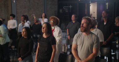 Çeşitli cemaatler, modern bir kilisede bir araya gelerek birlik, inanç ve cemaati bir arada tutarlar.