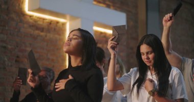 Kadınlar ve erkekler kilise ayini sırasında mektup dağıtırlar, duygusal ibadet, el ele, inanç anı, dua eden topluluk toplantısı, kutsal birlik.