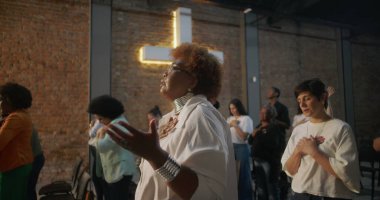 İbadet eden çeşitli cemaatler, kalpleri teslim eden ve övgüyle yükselen, arka planda parlayan haç, kollektif ruhsal bağlantı, birlik ve kutsal kilise hizmetine olan inanç.