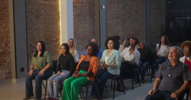 İbadet üstüne ibadet eden cemaat, arka planda parlayan bir haçla kilise ayini sırasında ruhsal bağlantı kuran çeşitli geçmişlere sahip bireyler.