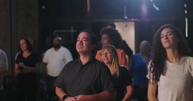 İbadet sırasında kilisede bulunan çeşitli insanlar, farklı etnik kökenlere sahip kadın ve erkekler, dini ifadeler, duanın barışçıl anı ve ruhsal bağlantı ile birleşti.