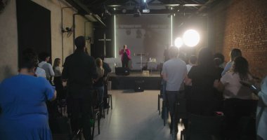 Cemaat ile kilise hizmeti ibadeti, ruhani bağlantı, modern evanjelik hizmet, inanç, dua ve kilisede birlik içinde çeşitli topluluklar.