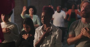 Çeşitli cemaatler kalpler üzerine dua ediyor, duygusal ibadet anı kutsal Hristiyan ortamında birlik, inanç ve bağlılığı vurguluyor.