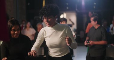 Çeşitli gruplar, kilise ayini, manevi birlik, cemaat bağlılığı ve inanç kutlaması sırasında bağış kutusuna zarf koyuyorlar.