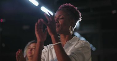 İbadet eden kadın, inancın duygusal ifadesi, ruhani kutlama, Hıristiyan buluşması, Afrika kökenli, neşeli bir birlik içinde birlikte övgüler yağdıran topluluk.