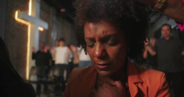 Kilise etkinliği sırasında kutsanan cemaat üyelerinin yakın çekimleri. Elleri, ruhani bir bağlantı anında başlarının üstüne yerleştirilmiş.