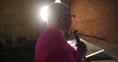 Kilisede papazlık hizmeti, el kaldırarak dini ibadetlerde cemaat, İncil 'e odaklanma, modern evanjelik hizmet, Hıristiyan inancında birlik.