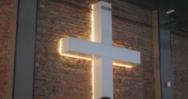 Kilisedeki duvarda beyaz haç 