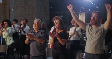 İbadet üstüne ibadet eden cemaat, arka planda parlayan bir haçla kilise ayini sırasında ruhsal bağlantı kuran çeşitli geçmişlere sahip bireyler.