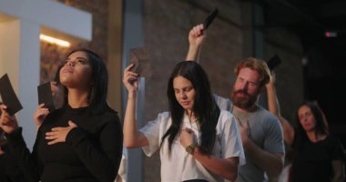 Kilisede ibadet sırasında çeşitli cemaatlerin bağış toplaması, tuğla duvarda aydınlatılmış haç, ruhani birlik, duacı toplantı, inanç ve bağlılığın sembolik hareketi.