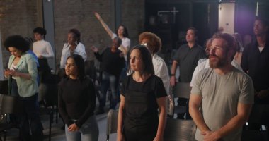 Çeşitli cemaatler, modern bir kilisede bir araya gelerek birlik, inanç ve cemaati bir arada tutarlar.