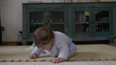 Bebeklerin elleriyle paspasa dokunmaları, bağımsız oyun zamanı boyunca dokulara ve nesnelere odaklanmaları, dokunsal beceriler geliştirmeleri ve ev ortamında keşiflerle öğrenmeleri.