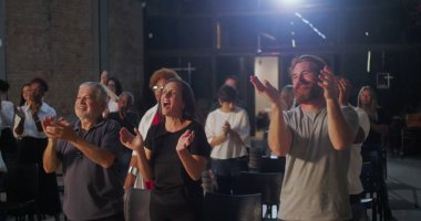 İbadet üstüne ibadet eden cemaat, arka planda parlayan bir haçla kilise ayini sırasında ruhsal bağlantı kuran çeşitli geçmişlere sahip bireyler.