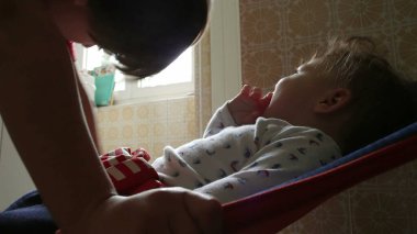 Ağabeyim bir fedaide bebeğin yanında duruyor, bebek gülümsüyor, sabahları sıcak bir mutfakta kardeşçe sohbet ediyor..