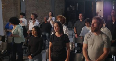 Çeşitli cemaatler, modern bir kilisede bir araya gelerek birlik, inanç ve cemaati bir arada tutarlar. 