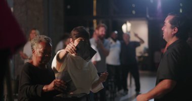 Çeşitli gruplar, kilise ayini, manevi birlik, cemaat bağlılığı ve inanç kutlaması sırasında bağış kutusuna zarf koyuyorlar.