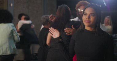 Cemaat üyeleri kilise ortamında gülümsemeleri sıcak bir şekilde kucaklıyor ve paylaşıyor, birlik, inanç ve karşılıklı destek ortamını teşvik ediyorlar.