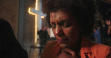 Kilise etkinliği sırasında kutsanan cemaat üyelerinin yakın çekimleri. Elleri, ruhani bir bağlantı anında başlarının üstüne yerleştirilmiş.