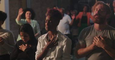 Çeşitli cemaatler kalpler üzerine dua ediyor, duygusal ibadet anı kutsal Hristiyan ortamında birlik, inanç ve bağlılığı vurguluyor.