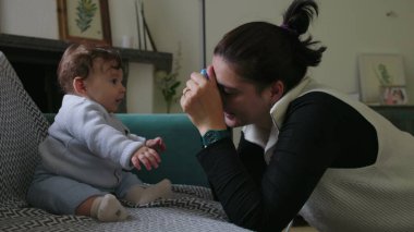 Anne bebeği bağlamak için nesne tutuyor, duyusal keşif ve odaklanmayı teşvik ediyor, destekleyici bir ev ortamında oyun zamanı etkileşimini teşvik ediyor, erken çocukluk öğrenimini destekliyor..