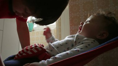 Ağabeyim bir fedaide bebeğin yanında duruyor, bebek gülümsüyor, sabahları sıcak bir mutfakta kardeşçe sohbet ediyor..