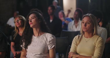 Odaklanmış dinleyiciler, ruhani bir konuşmacıyı dikkatle dinliyor, inanç temelli mesaj, topluluk bağlantısı ve paylaşılan ilhamı paylaşan çeşitli insanlardan oluşan bir grup.