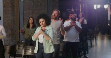 Kilise ortamında grup ibadeti, dua eden, el kaldıran, ruhani bağlantı ve inanç, içeride sadakat ve birliği ifade eden çeşitli gruplar.