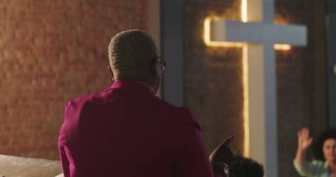 Dua eden cemaat, elleri kalplerinin üzerinde duran ve ibadet ederek büyüyen farklı gruplar, kilisedeki ruhani toplantı sırasında duygusal inanç ve bağlılık anları.