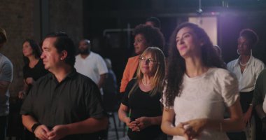 İbadet sırasında kilisede bulunan çeşitli insanlar, farklı etnik kökenlere sahip kadın ve erkekler, dini ifadeler, duanın barışçıl anı ve ruhsal bağlantı ile birleşti.