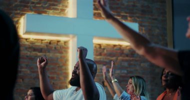 Cemaat birbirine tapıyor, insan duygusal ifadeyle el kaldırıyor, çeşitli grup duaları, neşeli kutlamalar, kilisede Hıristiyan ruhaniliği.