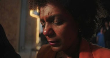 Kilise etkinliği sırasında kutsanan cemaat üyelerinin yakın çekimleri. Elleri, ruhani bir bağlantı anında başlarının üstüne yerleştirilmiş.