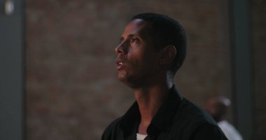 Yukarıya bakan, odaklanmış, derin düşüncelere dalmış, yansıyan bir grubun parçası.