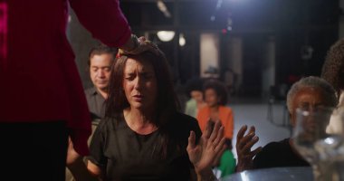 Kilisenin kutsaması sırasında diz çökmüş, ruhani lider alnına dokunuyor, derin inanç, bağlılık ve maneviyat ifadesi, arka planda dua eden çeşitli cemaatler.