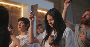 Kadınlar ve erkekler kilise ayini sırasında mektup dağıtırlar, duygusal ibadet, el ele, inanç anı, dua eden topluluk toplantısı, kutsal birlik.