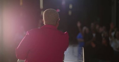 Afrika kökenli bir kadın vaaz verirken cemaat ibadete daldı. Evanjelik kilise toplantısı sırasında, övgüler ve bağlılıkla el kaldırıldı.