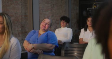 İbadet sırasında cemaatte gülümseyen kadın, inancın ve maneviyatın neşeli kutlaması, birlik ve minnettarlığın dingin bir kilise atmosferinde vurgulanması