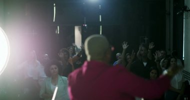 Evanjelik kilise cemaati güçlü vaaz sırasında el kaldırıyor, Afrika kökenli vaaz veren kadın, canlı ruhsal bağlantı, bağlılık ile övgü toplayan topluluk.