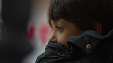 Oturan ve sessizce yansıtan genç, düşünceli yüz ifadesine yakın, sakin ve düşünceli bir anda dinlenen, derin düşüncelere dalmış