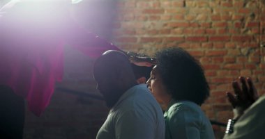 Vaiz, ruhani tören boyunca katılımcıları kutsa, dua eden adam ellerini kaldırsın, çeşitli cemaat, saygı ve kutsal bağ ile duygusal ibadet anı olsun.