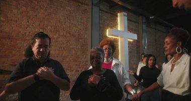 Kilise ayini sırasında el ele tutuşan katılımcılar, ruhsal bağlantı, modern evanjelik kilise ortamında dua eden grup, inanç birliği