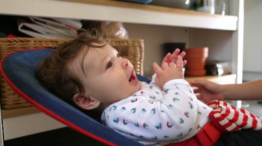 Ağabeyi, bebek kardeşiyle fedai olarak etkileşime geçmek için eğiliyor. Aile bağları kurarken sevgi ve oyun bağları gösteriyor. Kardeşler arasındaki ilişkiyi büyütüyor..