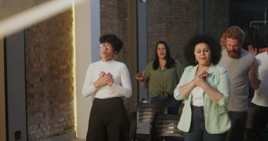 Kilise ortamında grup ibadeti, dua eden, el kaldıran, ruhani bağlantı ve inanç, içeride sadakat ve birliği ifade eden çeşitli gruplar.