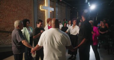 Kilise ayini sırasında el ele tutuşan bir grup insan, ruhani lider, inanç ve ibadetle birleşmiş cemaat, evanjelik Hıristiyan ibadeti