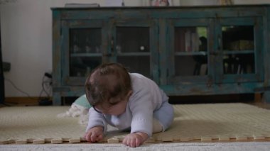 Bebeklerin elleriyle paspasa dokunmaları, bağımsız oyun zamanı boyunca dokulara ve nesnelere odaklanmaları, dokunsal beceriler geliştirmeleri ve ev ortamında keşiflerle öğrenmeleri.