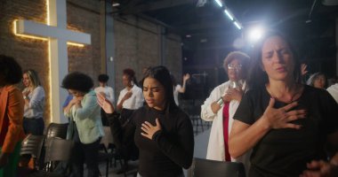 Çeşitli tapınma grupları, kalpte eller, arka planda parlayan haç, kolektif ruhsal bağlantı, yürekten inanç ve kutsal kilisede birlik.