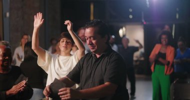 Çeşitli gruplar, kilise ayini, manevi birlik, cemaat bağlılığı ve inanç kutlaması sırasında bağış kutusuna zarf koyuyorlar.