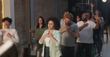 Dua eden cemaat, kalplere dokunan eller, ibadet eden çeşitli gruplar, ruhsal bağlantı ve bağlılık, duygusal yansıma ve birlik ile iç mekan kilisesi.