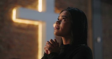 İbadete yukarıdan bakan İspanyol bir kadın. Elleri derin bir yansımayla bağlanmış. Evanjelik kilise ayini sırasında inançla bağlantı kurmuş.