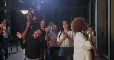 Kilise ortamında grup ibadeti, dua eden, el kaldıran, ruhani bağlantı ve inanç, içeride sadakat ve birliği ifade eden çeşitli gruplar.